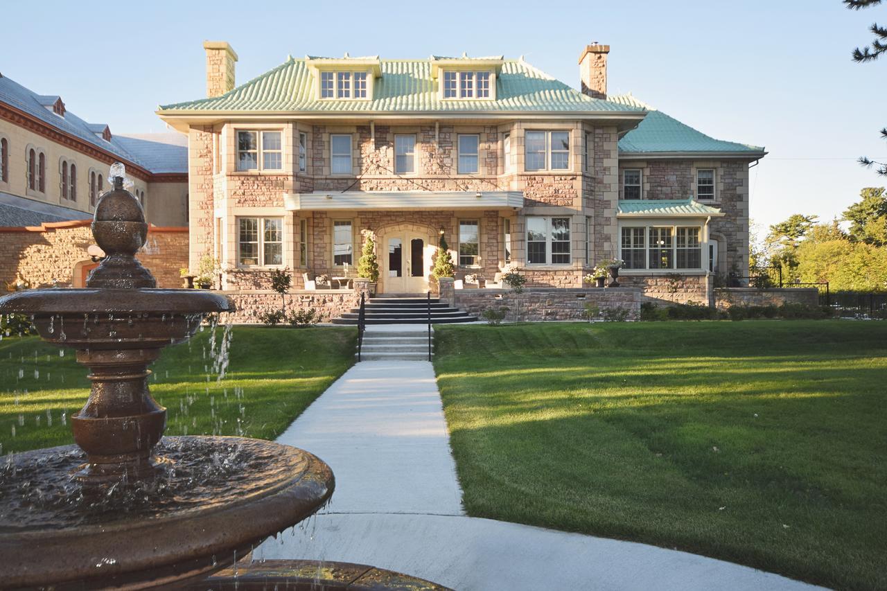 Готель Manoir Chamberland (Adults Only) Монтебелло Екстер'єр фото